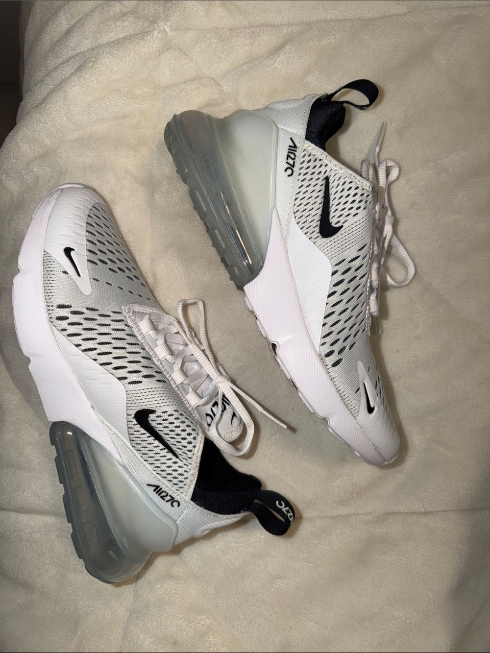 Nike Men's White and Black Air Max 270 Lightweight Sneakers